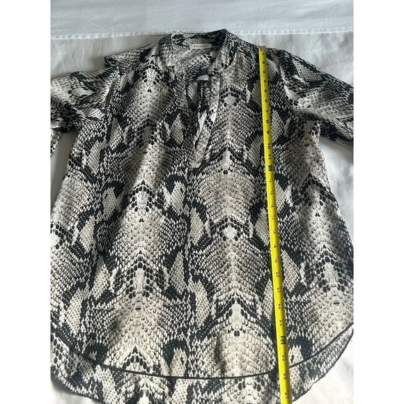 Phanuel Womens Blouse Animal Print Roll Tab Sleeve V-neck Size Medium - Picture 9 of 15